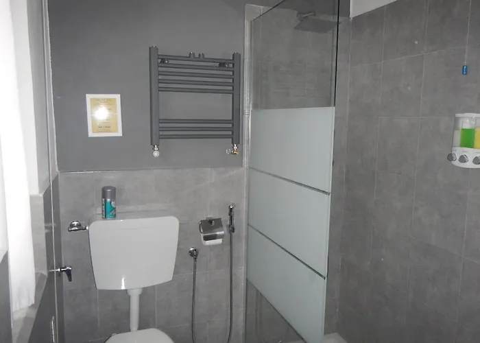 Gasthuis La Pergola Private Parking Vezzano Ligure