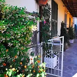 La Pergola Private Parking 招待所